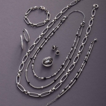 SABINE – Wandelbarer Look in Schwarz-Weiß