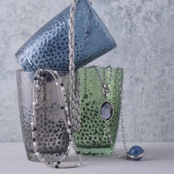 SABINE – Wandelbarer Look in Schwarz-Weiß