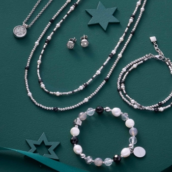 SABINE – Black & White am Handgelenk