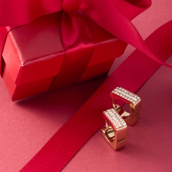 SARAH Gold – Quadratischer Glanz in warmer Eleganz