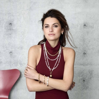 SARAH Gold – Quadratischer Glanz in warmer Eleganz