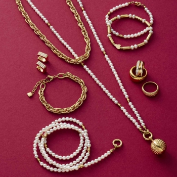 SARAH Gold – Quadratischer Glanz in warmer Eleganz