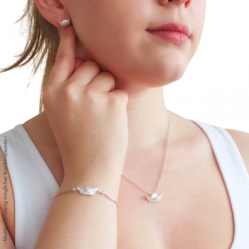 Funkelndes Loveboat Armband aus Silber mit Schiffchen und Zirkoniapavée - Symbol der Reise und des Glanzes