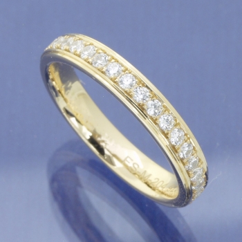 Memoire Ring aus Apricotgold mit umlaufenden Brillanten