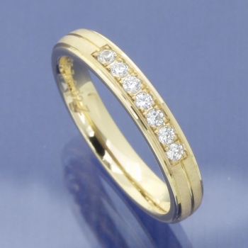 Memoire Ring aus Apricotgold mit 7 Brillanten