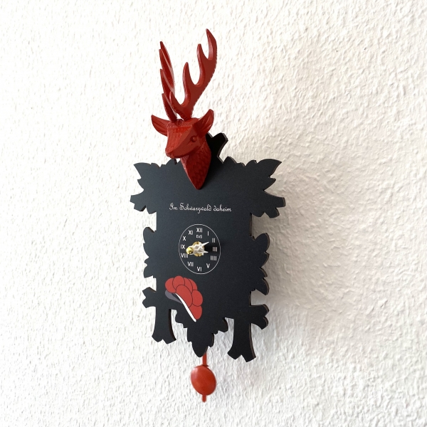 Moderne kleine schwarze Quarz-Kuckuckuhr Hirschkopf rot.