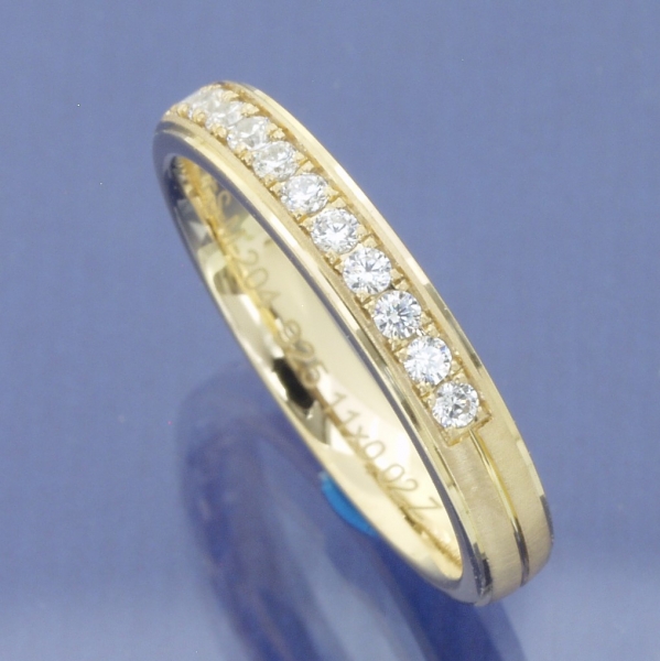 Memoire Ring aus Apricotgold mit 11 Brillanten